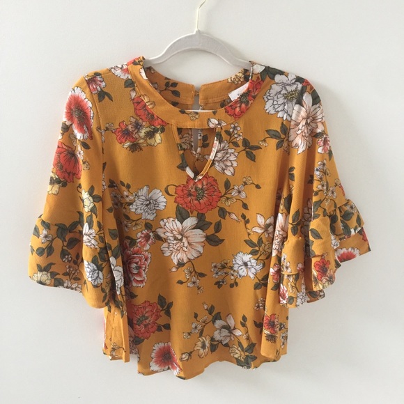 Urban Romantics Tops - NWT Urban Romantics Floral Belle Sleeve Top